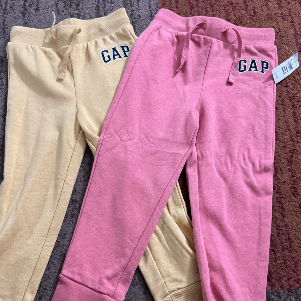 2 pair of brand new Gap sweatpants size 4T
